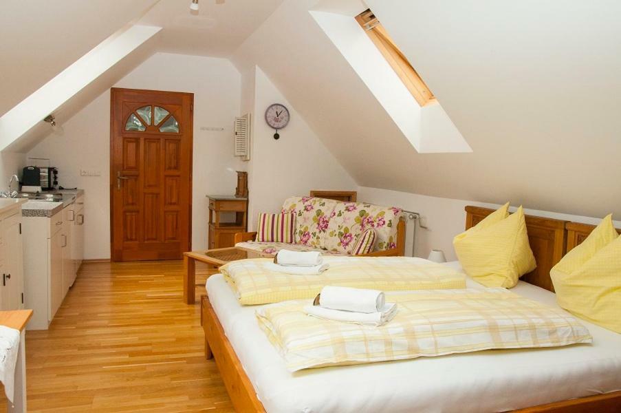 Farm stay Biohof - Familie Neuberger Pottelsdorf